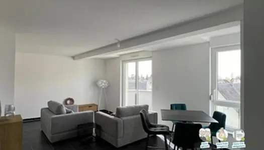 LOCATION d'un appartement meublé de 3 pièces (72 m²) à E 