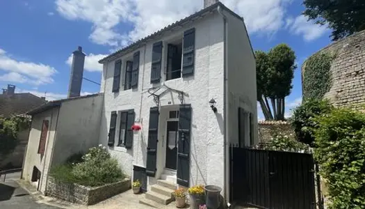 Maison de ville Chef Boutonne, 2 chambres, joli ja 