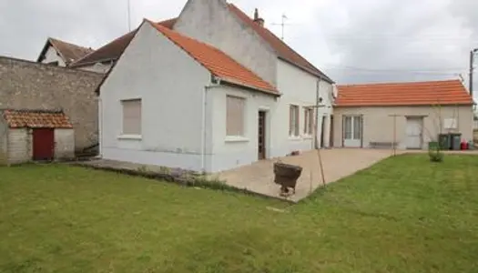 La Chapelle Saint Mesmin, maison proche de la gare avec terrain et dépendances