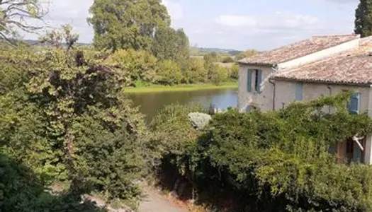 Maison historique du 16° siècle en pierre bord de Dordogne dans village très calme centre 