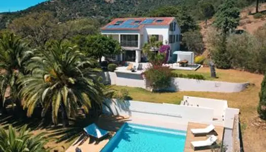 Villa avec piscine et vue dégagée sur la mer