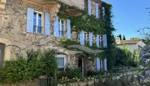 Maison de village pittoresque joliment rénovée avec vue sur la baie de Saint Tropez. 