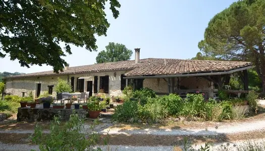 Ancienne fermette en pierre restaurée, située sur 2200 m2 de terrain en pleine nature.