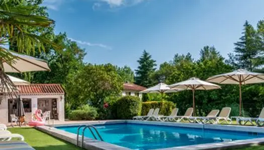 Ensemble de 6 gîtes 3*, piscine, tennis, 8000m² à vendre 