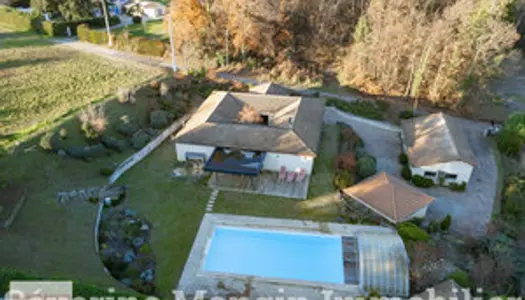 TRES BELLE MAISON DE PLAIN PIED AVEC GARAGE DEPENDANCES ET PISCINE SUR UN TERRAIN DE 2500M²