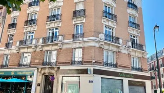 Bel appartement dans immeuble Haussmanien 