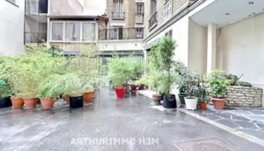 Situé à deux pas du métro Guy Môquet à Paris 18ème, cet appartement de 12,83 m² se trouve au 