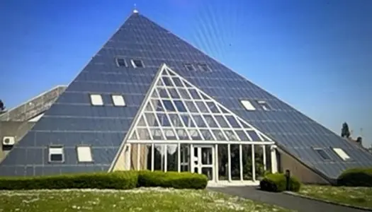 un ensemble immobilier tertiaire de 1991 avec une architecture originale en forme de Pyramide de 