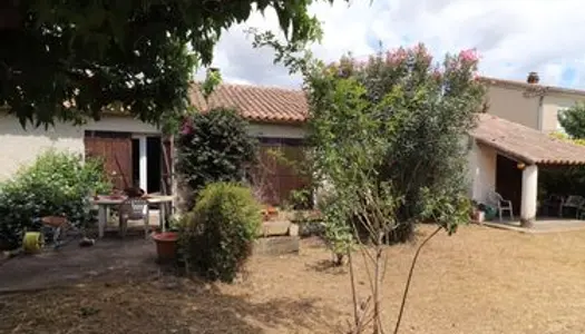 Maison de plain-pied 3/4 P de 158 m2 avec garage sur terrain de 748 m2 