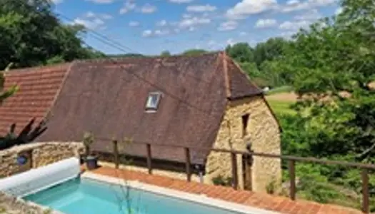 Maison en pierre mitoyenne avec jacuzzi, piscine, et jardin. 