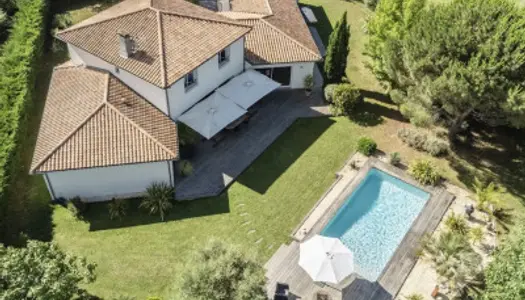 Magnifique Villa de 280 m2 avec piscine idéalement situé 