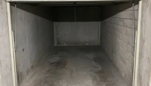 Garage Box fermé en sous sol 13m2 Monplaisir 