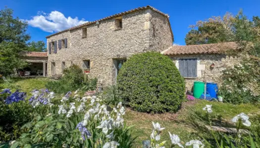 Gordes ; maison de caractère en pierre de 4 chambres avec grand 