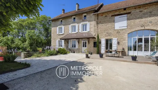 Maison en pierres avec piscine dans un environnement privilé 