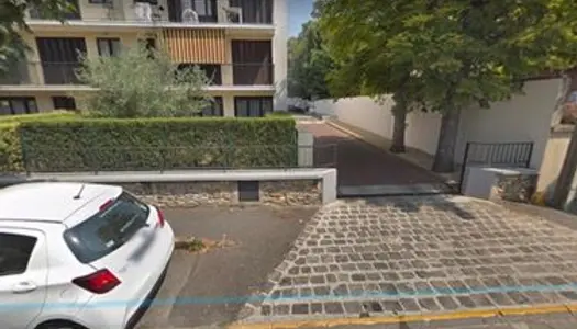 Place de parking extérieure surveillée à 650m de la gare RER Le Raincy 