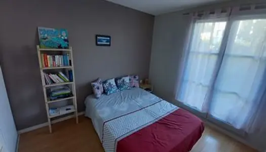 Loue chambre meublée dans T3 