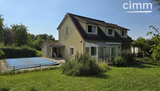 Maison de 129m², 5 pièces, 3 chambres et piscine. 