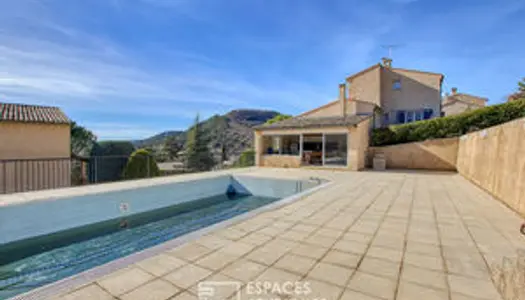 Villa avec piscine et vue imprenable 