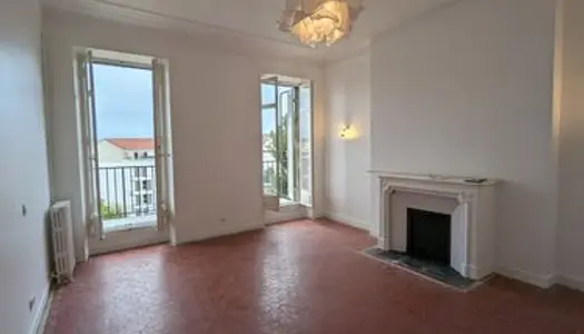 Appartement Haussmannien rénové - Traversant et lumineux - Avenue des Chartreux