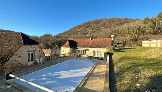 Maison en pierre 7 pièces - 127m2 - Piscine chauffée - Terrain 9 000m2 - Dépendances