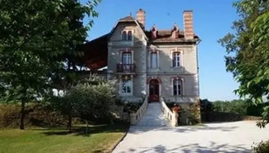 Maison bourgeoise au-dessus des rives de la Dordogne 