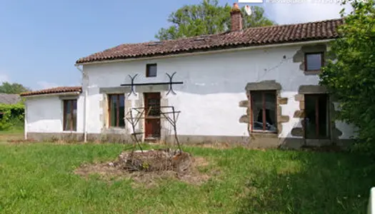 Venez mettre la touche finale à cette belle maison de 3 chambres située dans un petit hameau de 