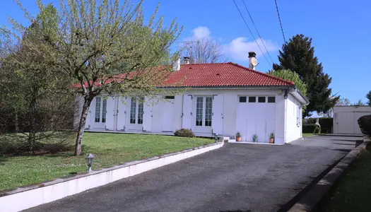 Plain-pied bien équipé, 3 chambres avec garage sur terrain 3000m2