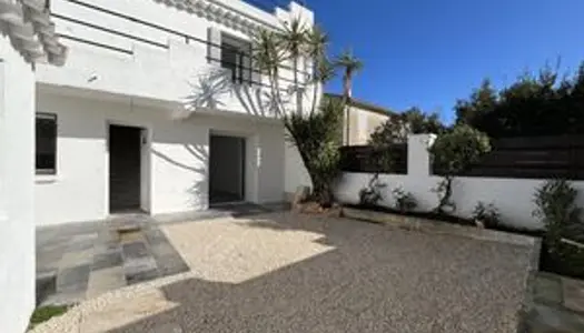 Entre Uzès et Nîmes ! Charmante maison restaurée, 3 ch, avec cour, terrasse et vue.