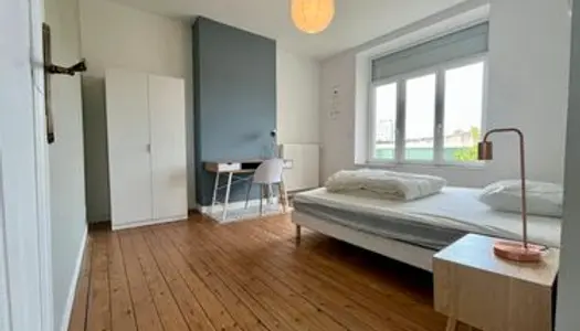 Grande chambre meublée à louer prox centre 340 HC/mois