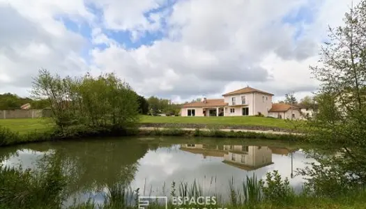 Villa moderne tout confort dans un parc avec étang privé à Sermaize les Bains. 
