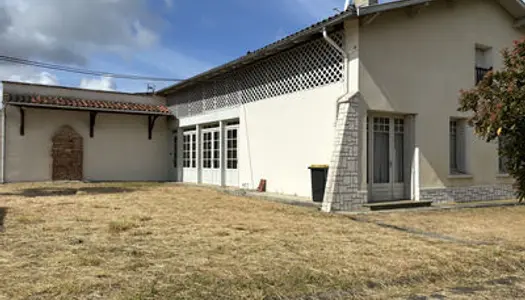 Maison avec jardin et hangar