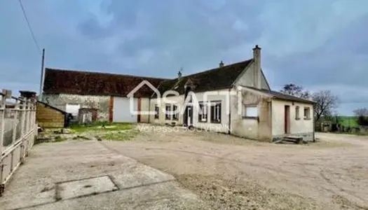 Maison avec vastes dépendances sur un terrain clos 