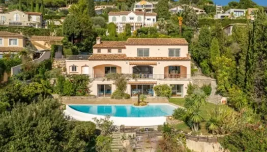 MOUGINS : Magnifique résidence avec une vue spectaculaire à côté du Village 