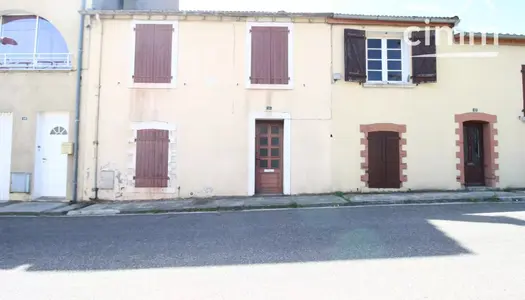 A vendre une maison à rénover avec un jardin et un garage 