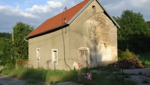 Maison à réhabiliter en l'état au centre du village 