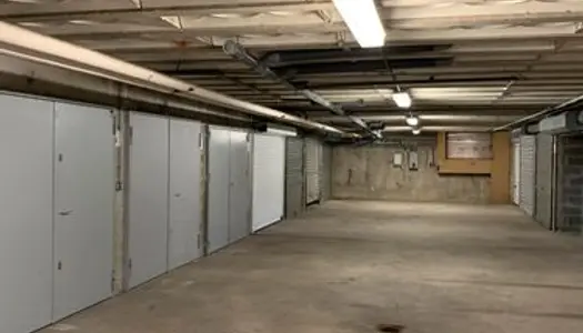 Garage fermé en sous-sol 