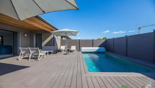 Appartement plain-pied T5 moderne de 116 m2 avec piscine privée située à 300 m de la plage de 