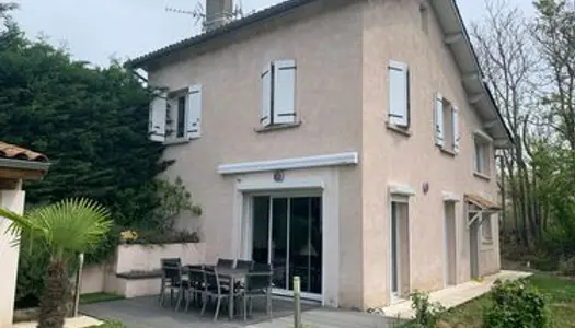 Vends maison dans beau jardin 