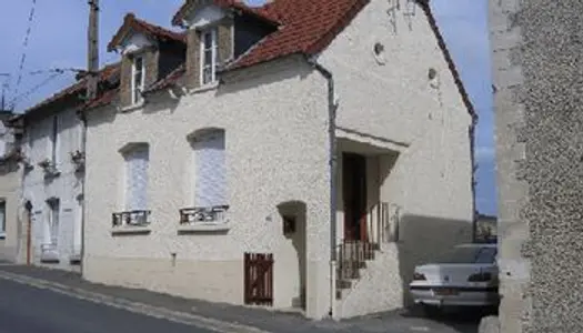 Maison - Villa Location Bourg-et-Comin 4p 66m² 590€