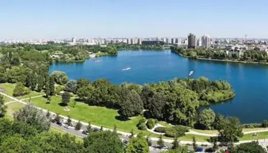 T3/T4 très lumineux, avec parquet, au dernier étage avec grande terrasse et vue dégagée + 