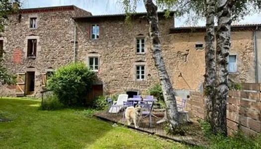 Maison lumineuse avec jardin et deux dépendances 