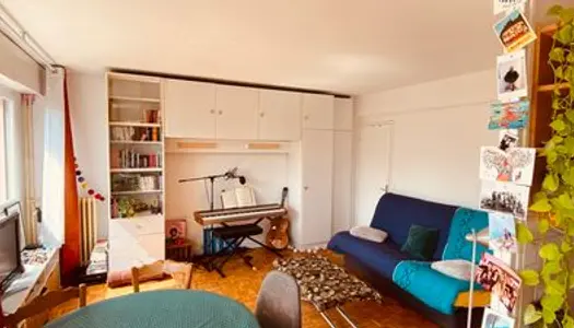 Sous-location Grand studio 37m² avec balcon aux Lilas - (métro Ligne 11) 