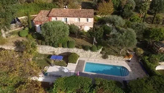 Châteauneuf-De-Grasse, situé dans un quartier résidentiel calme, venez découvrir cette bel 