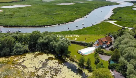 Propriété unique offrant une vue dégagée sur la Baie. 