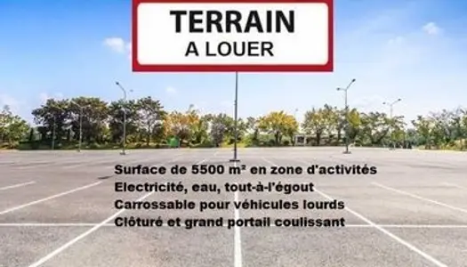 Grand terrain carrossable en zone industrielle 