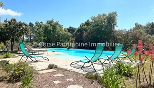 Villa avec piscine et dépendance 