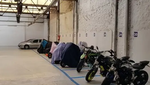 Emplacement parking moto dans local fermé 