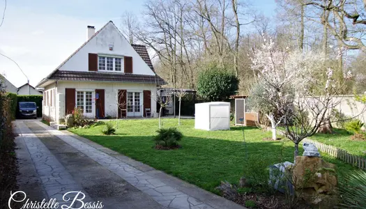 Magnifique maison 4 chambres, joli jardin, garage.