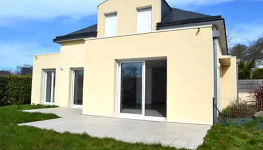 Maison Contemporaine de 4 chambres sur beau terrain de plus de 600 m2