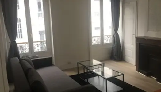 LYON 3 - Quartier Préfecture. Appartement T2 ancien rénové de 38 m2, 4ème étage sans 